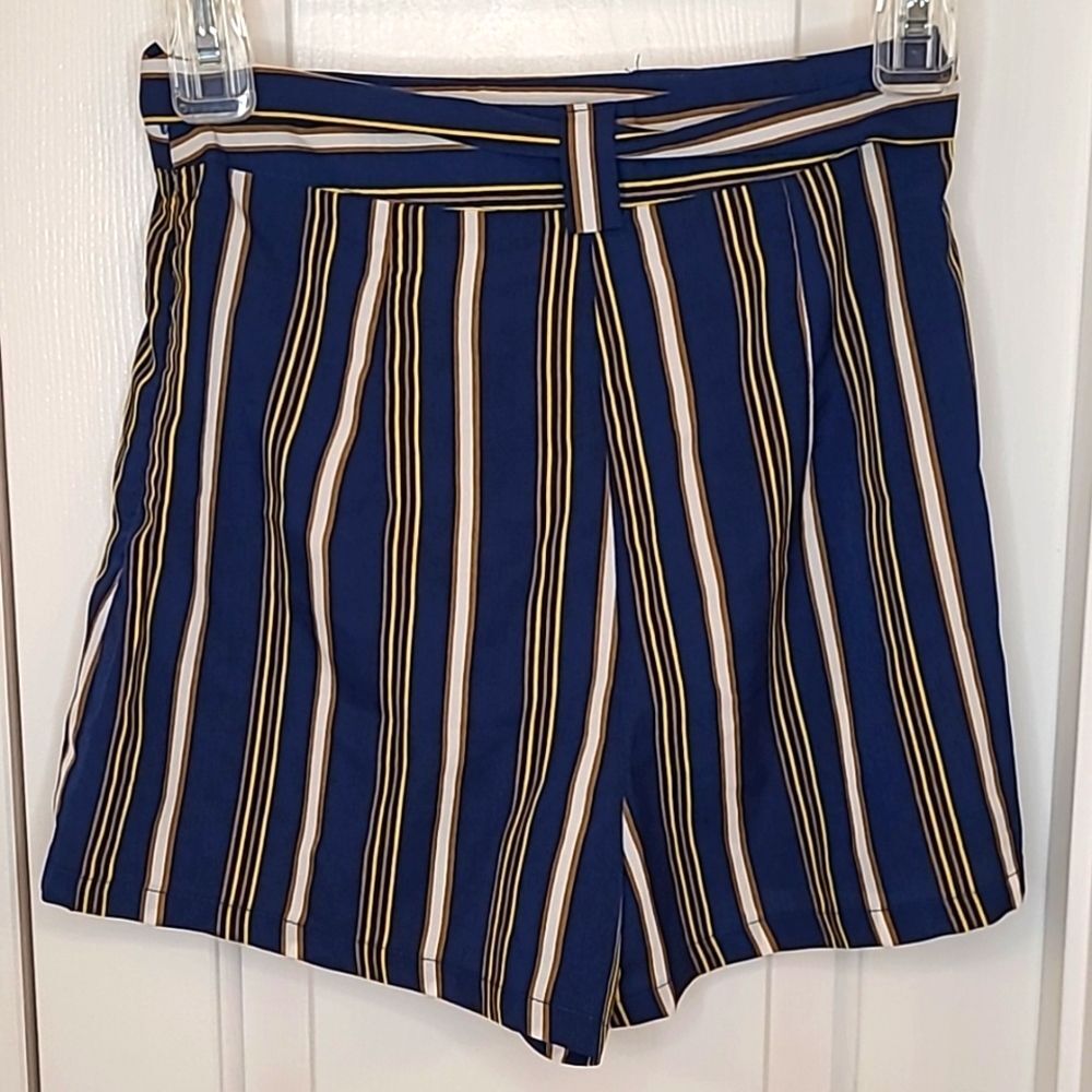 PrettyLittleThing Striped Short Size 4 - Picture 3 of 5